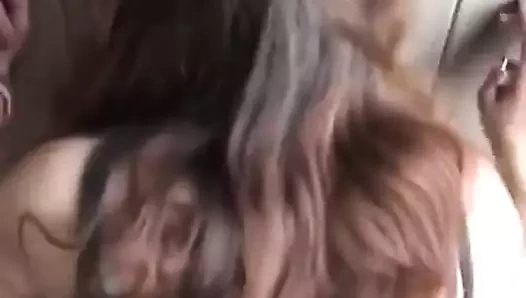 Sigara içerken domaltarak sikişiyor, çok ateşli!