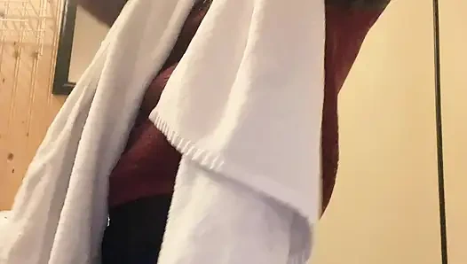 Minik Doğa Memeli Hana Banyoda Duşunu Bitiriyor