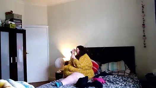 Grandota se desnuda en el dormitorio