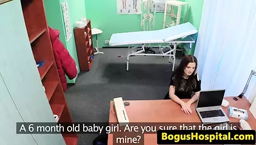 Doktor yiyor ve hastalar kedi üzerinde masa sürmek