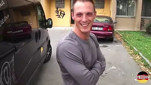 Ateşli ve zayıf bir Alman bebek arabada bir adamla sikişiyor