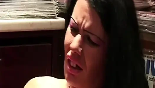 Kilolarsı şehvet sahnesi 02 seks dükkanında sikişiyor