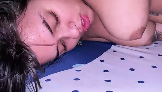 Birlikte boşalana kadar üvey kız kardeşimi sikiyorum