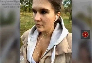 güzel kız açık gösteri göğüsleri ve kırmızı sutyen