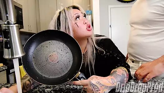 Damlayan Jade Lu, Bay Temiz ile tanışıyor.