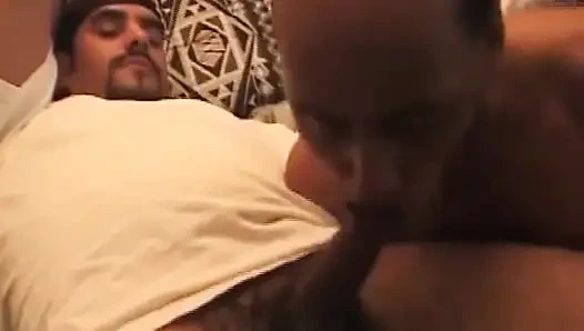 İki azgın adam şişman delikanlının büyük kıllı yarağını emiyor