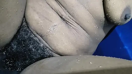 Yağmur yağıyor ev yapımı seks, ateşli evli kadın büyük amcık ve kıllı amcık yakın çekim