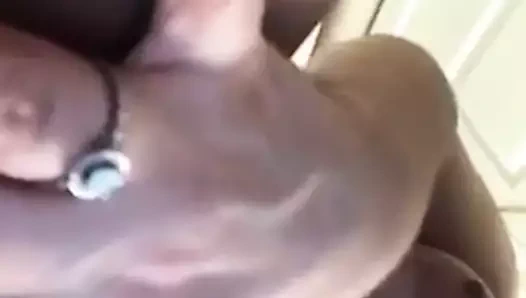 Kendi amcığını ovuyor