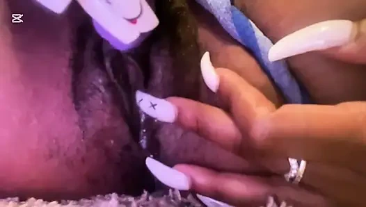 Bir lezbiyen üvey erkek kardeşi için mastürbasyon yapıyor