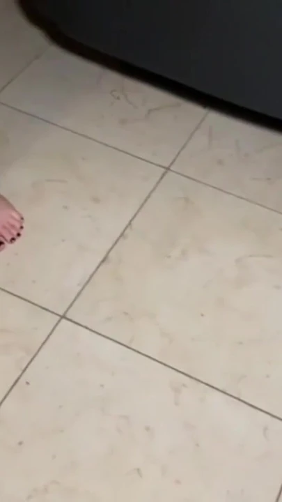 Güzel genç amatör küçük memeler sıkı pembe amcık büyük yarakla sikişiyor | Klip 2
