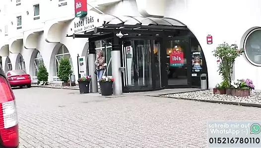 Heisse gebraunte Milf lutscht schwanz