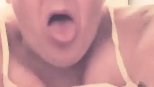 Arkadaşlar bu yüzden sikişiyor ve banyo kapısını kilitliyor