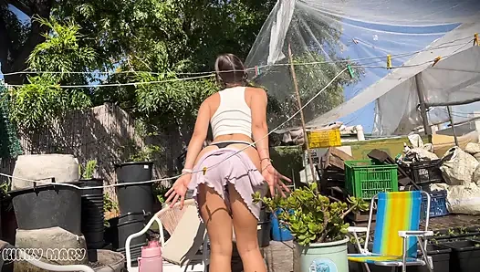 Terasta kendi sarı sidiğini yutuyor - güçlü kokulu altın duş solo