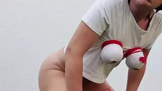 Orta yaşlı seksi kadın komşuların yanında kontrolden çıktı