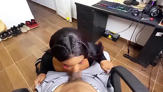 Azgın üvey kız kardeş gece geç saatlerde emmek istiyor