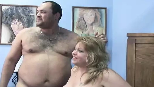 Bu tombul orta yaşlı seksi kadın bu yarağı amcığı için sert yapmayı seviyor