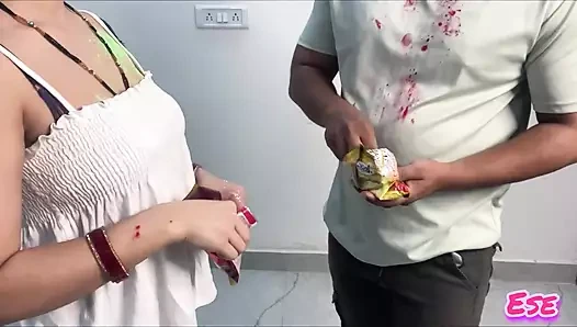 Holi'de üvey erkek kardeşle sikişiyor