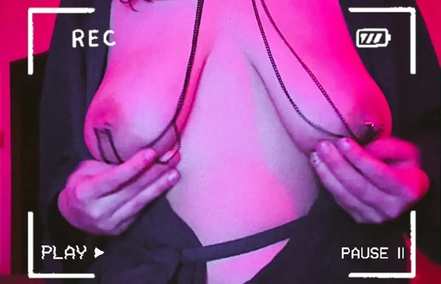 Seksi orta yaşlı seksi kadın pirsingli göğüslerle oynuyor