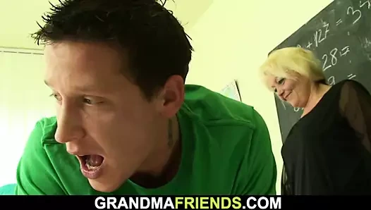 Eski sarışın anneanne öğretmek çocuklar genç