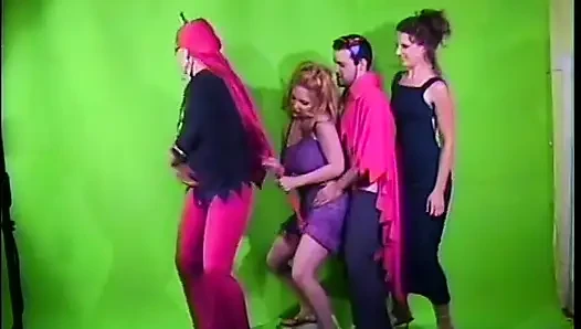Porno çekerken biraz eğleniyor