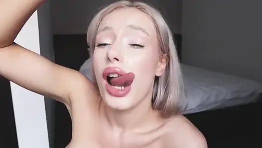 Boğazımı sikiyorum ve yüzüme tükürüyorum. Benimle mastürbasyon