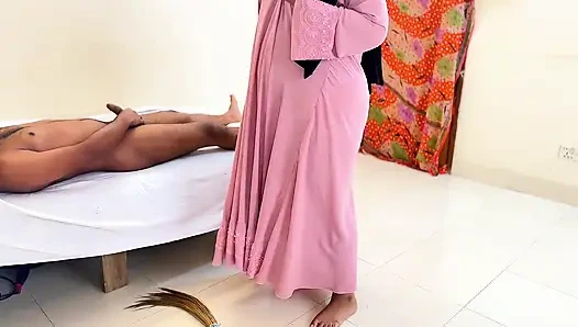 Güzel Mısırlı hizmetçi odayı temizlerken sahibi tarafından sikiliyor