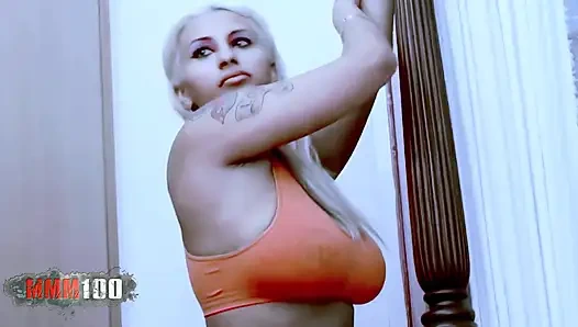 Sasha: büyük memeli harika sarışın Sasha kıyafetlerini çıkarıyor