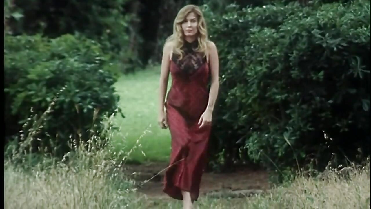 Moana Pozzi ile dışarıda nostaljik anal orgazm