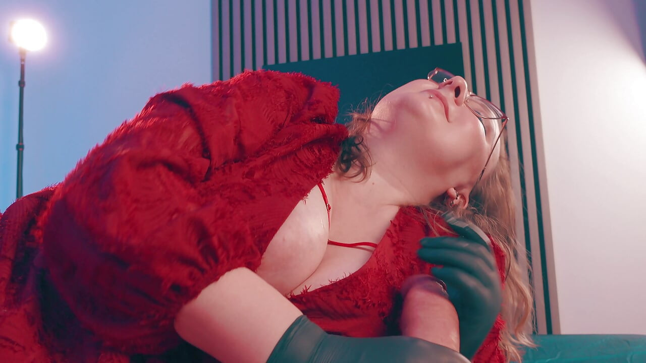 Eldivenli elle muamele el ağzına - baskın orta yaşlı seksi kadın tıbbi eldivenler kenar ve aşağılama sıska adam bakış açısı
