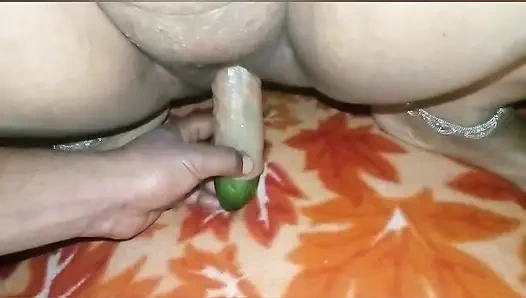 Savita yenge amına silikon salatalık koyarak sikiliyor.