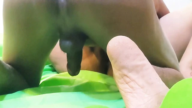 Seksi yenge ateşli göğüsler ve erkek arkadaşıyla sikişiyor