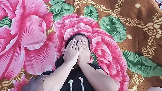 Sevimli kız arkadaşım ilk kez yatak odamda sikişiyor