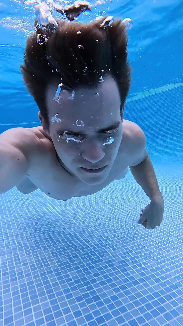 Fit twink çıplak havuz eylemi