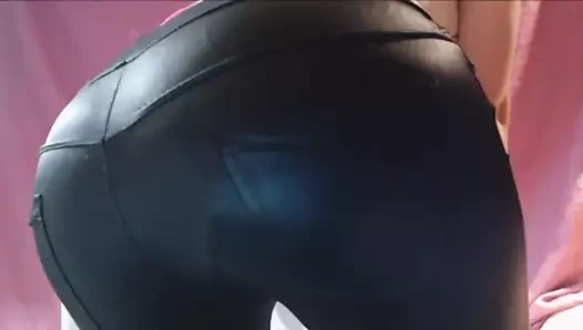 Dar deri pantolonlu inek gözlüklü şirin kız osuruk