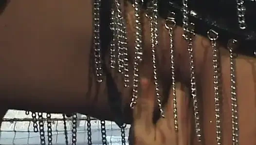 Bu sürtük deri içinde bağlıyken büyük yarak emmeyi seviyor