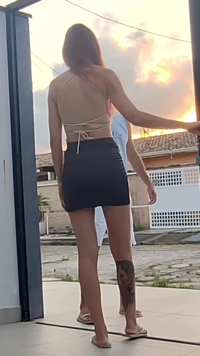 Evli kadın komşusunu arka bahçede sikiyor