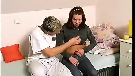 Tatlı genç kız ebeveynleri uzaktayken yatak odasında sikiliyor