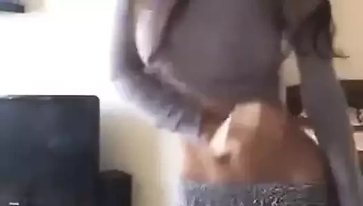 Başka bir dans eden kız