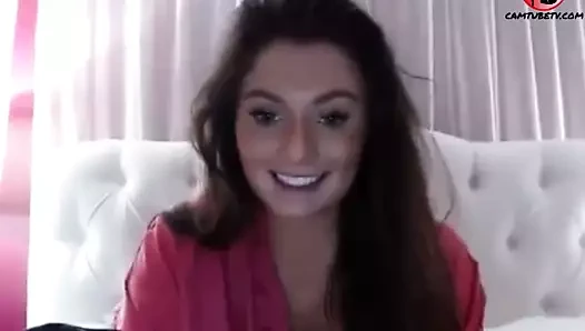 Büyük göğüsler ve tombul kız arkadaş üzerinde pembe vajina