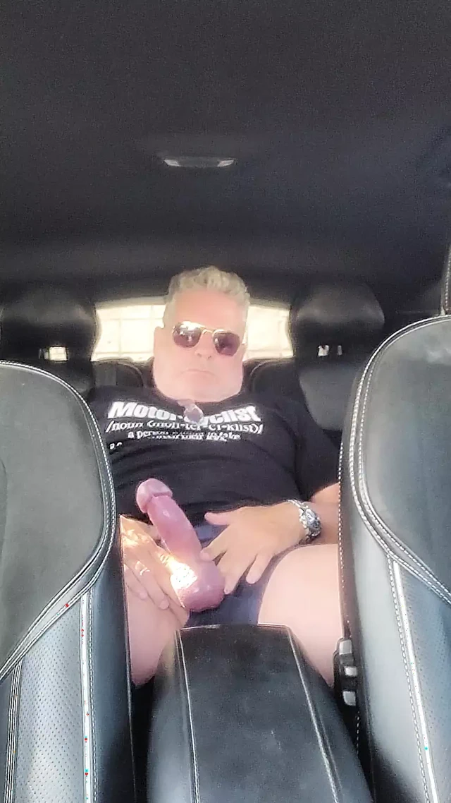 Halka açık otoparkta arabada mastürbasyon