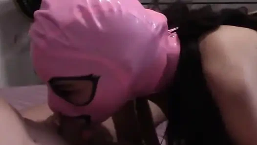 MILF bir penis emiyor ve ağzına boşalma yapıyor