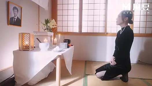 Modelmedia asia - yaşlı üvey erkek kardeş kocasını yarağıyla kaybeden dul kadını teselli etti