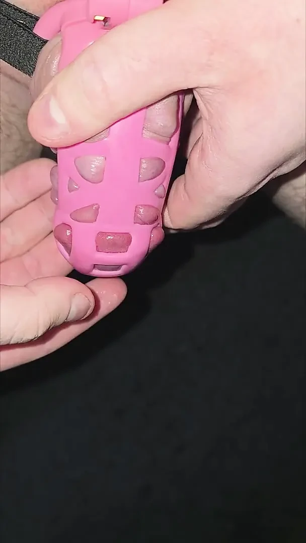 Pembe yarak kafesi ve taşaklarım etrafında birçok yarak halkası giyerken yanlışlıkla penis tıkacımı yarağıma sokuyorum.