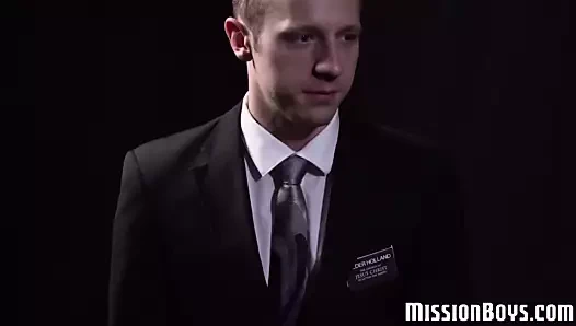 Utangaç mormon eski liderine hizmet etmek için kıçını dövüyor