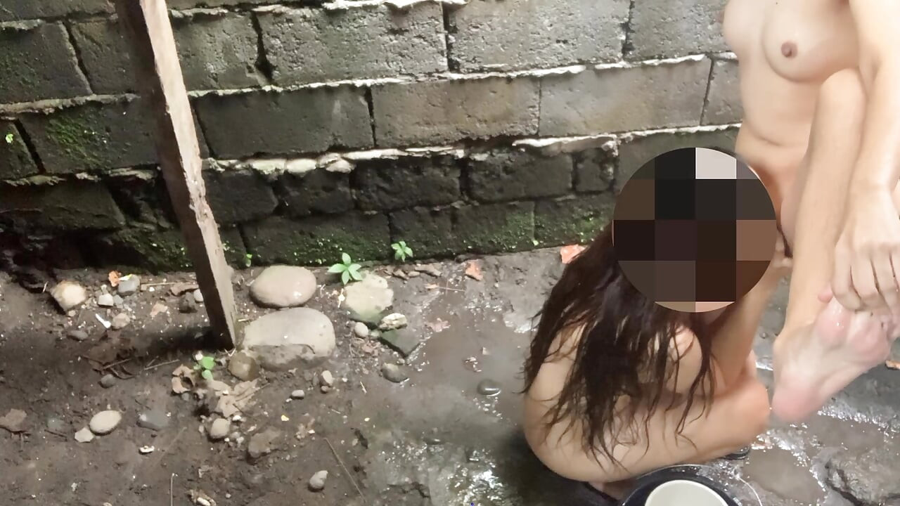 Komşumla dışarıda banyo yapıyor