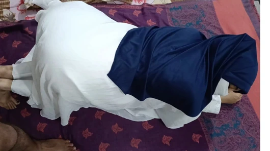 Tesettürlü kız üniversiteden geldiğinde üvey erkek kardeşi tarafından sikiliyor