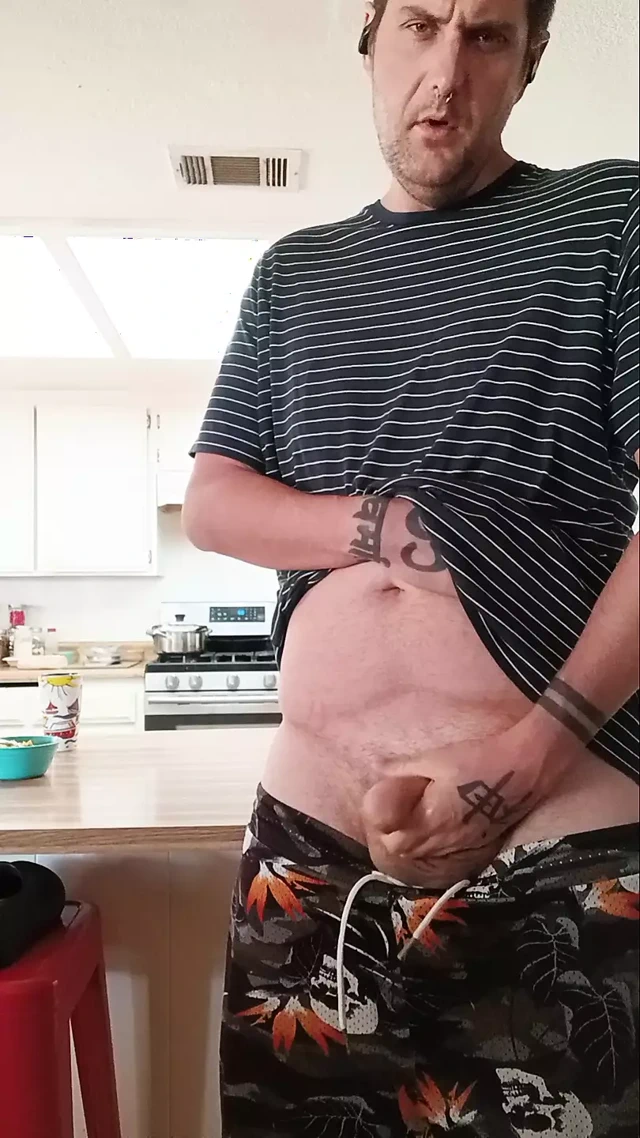 Mutfakta yüksek sesle! Neredeyse yakalanıyordum!