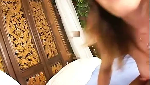 Adam minyon esmer kız arkadaşını yatak odasında sikiyor