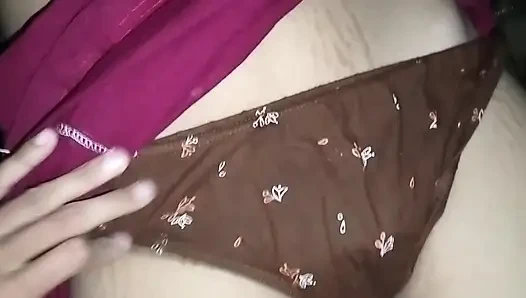 Sevimli amcık kadın ateşli kızı parmaklıyor