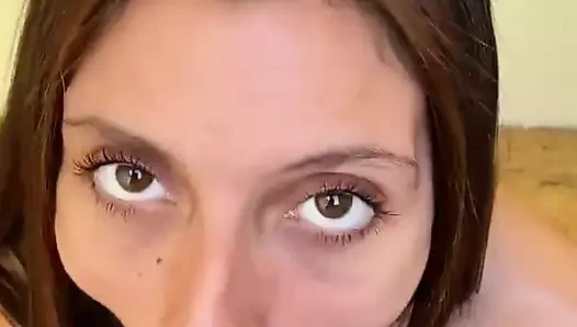 Bakış açısı üvey kız kardeşim bana sakso çekiyor ve evde yalnızken ağzına boşalıyor!